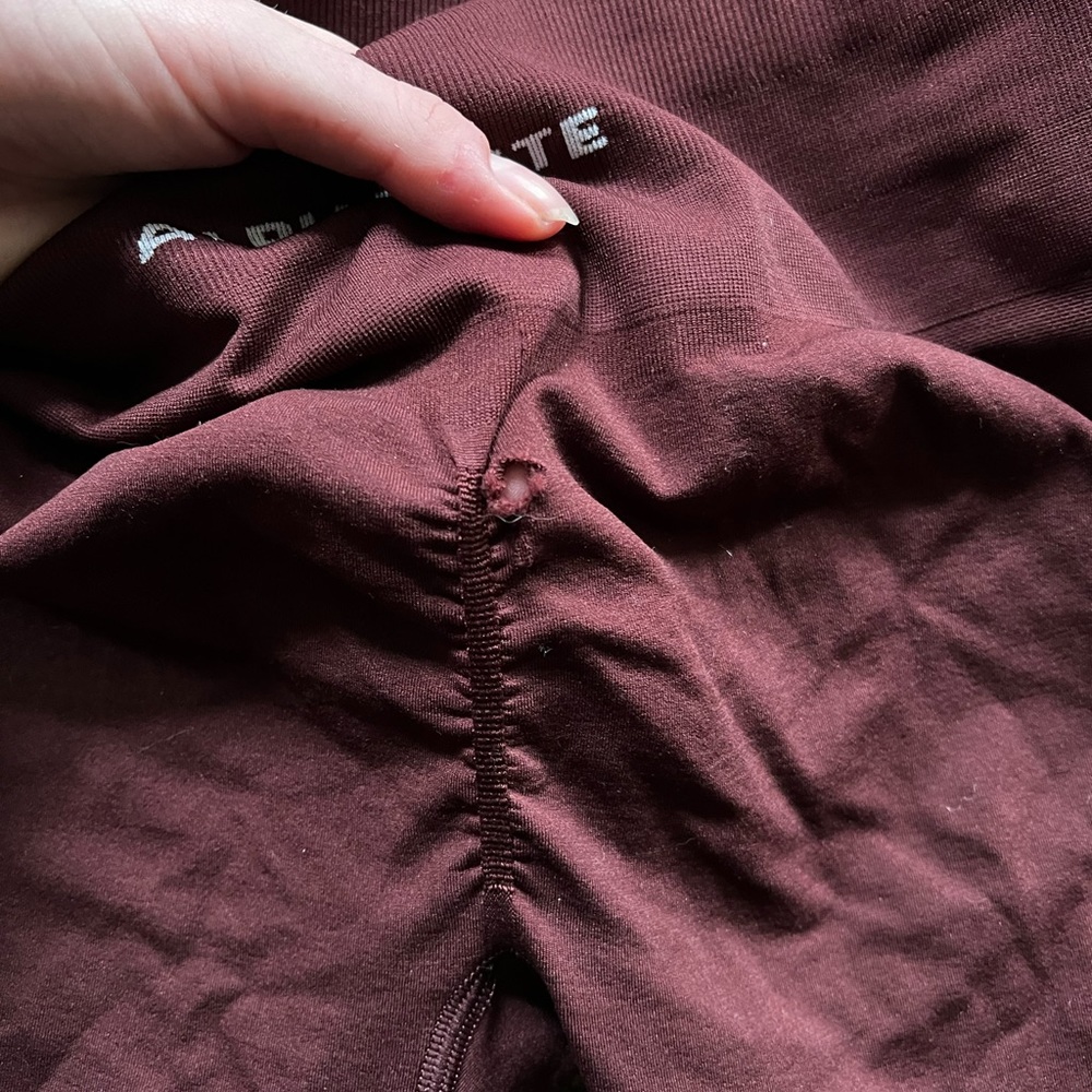 Alphalete Amplify Scrunch Leggings in Sangria FLAW! - Picture 2 of 3
